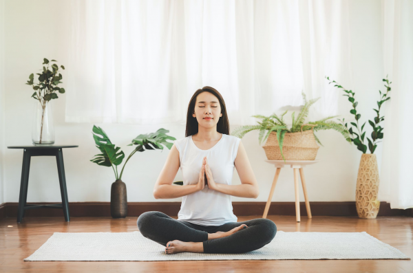 Seorang wanita sedang bermeditasi